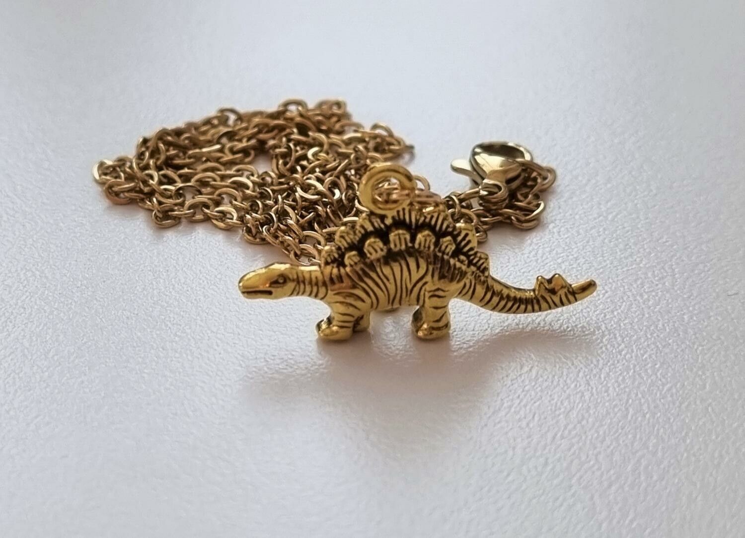 Halsband med dinosaurie berlock (50 cm långt halsband)