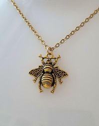 Halsband med ett bi/geting som berlock (50 cm långt halsband)