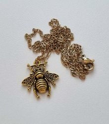 Halsband med ett bi/geting som berlock (50 cm långt halsband)
