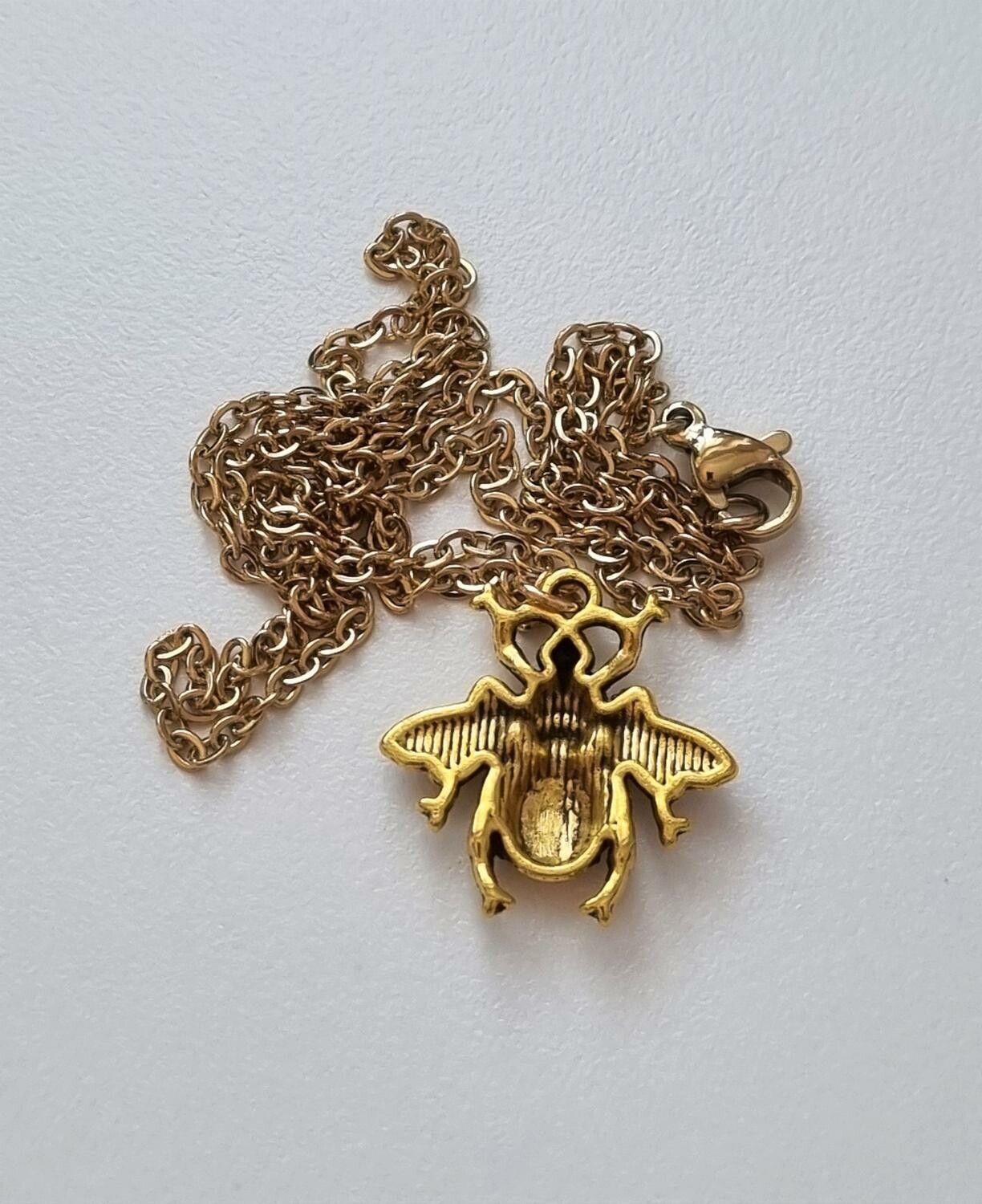 Halsband med ett bi/geting som berlock (50 cm långt halsband)