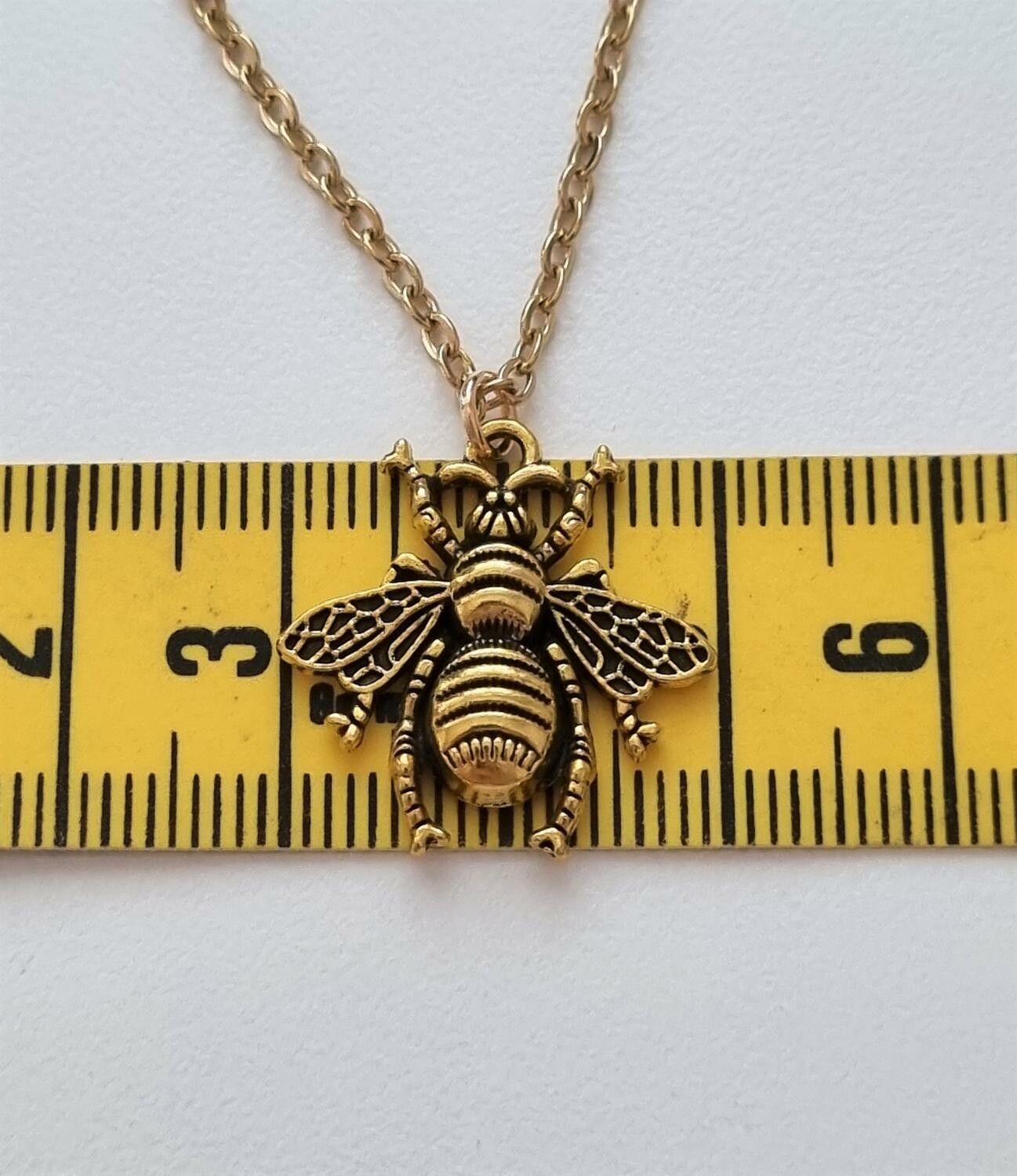 Halsband med ett bi/geting som berlock (50 cm långt halsband)