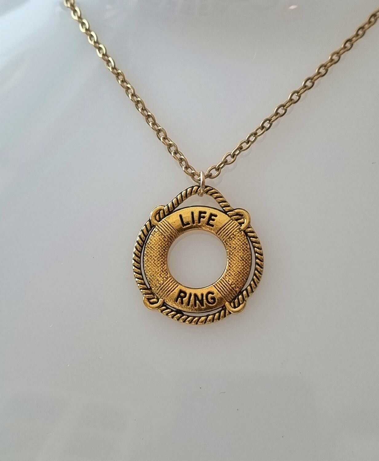 Halsband med livboj som berlock (50 cm långt halsband)