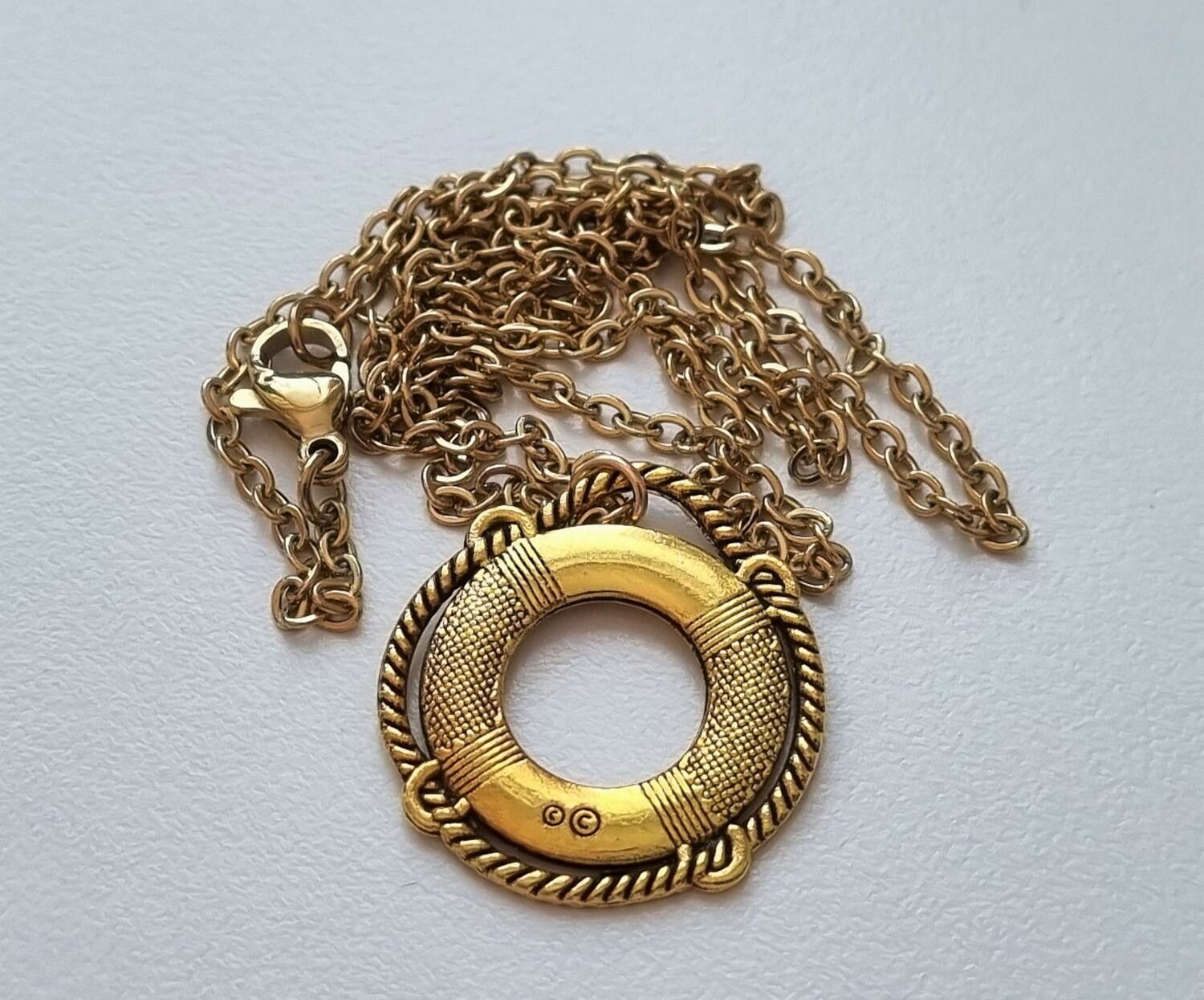Halsband med livboj som berlock (50 cm långt halsband)