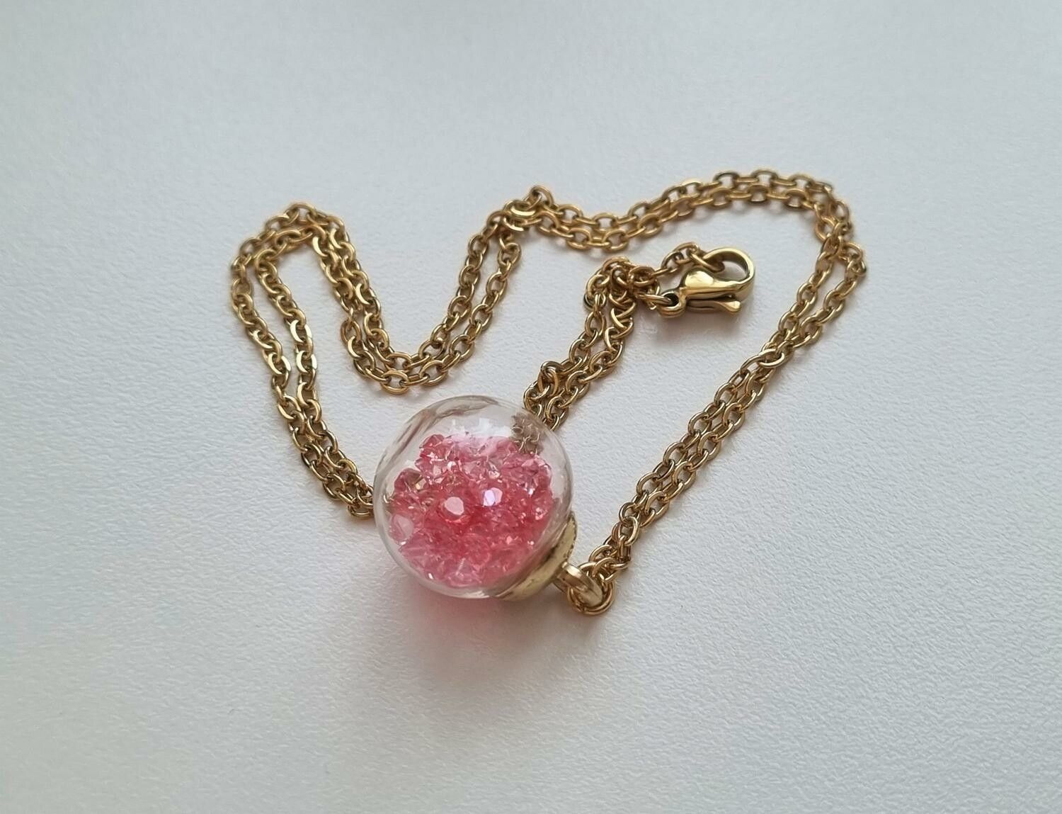 Halsband med en rund glasberlock/glaskula (45 cm lång kedja, rosa)