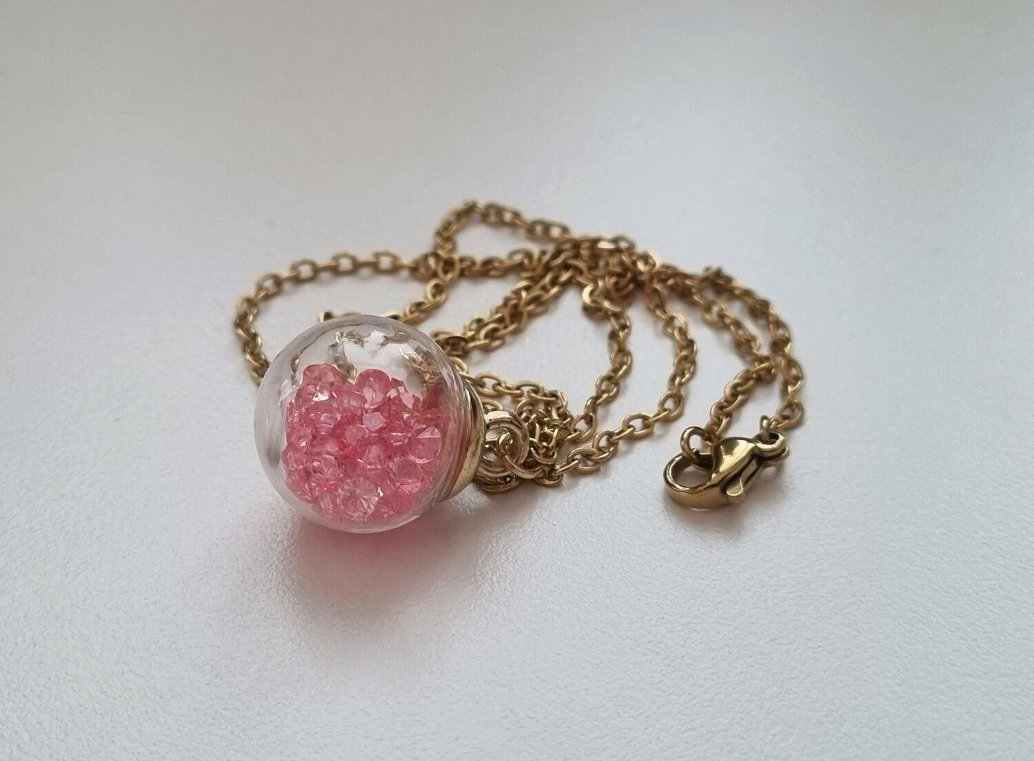 Halsband med en rund glasberlock/glaskula (45 cm lång kedja, rosa)