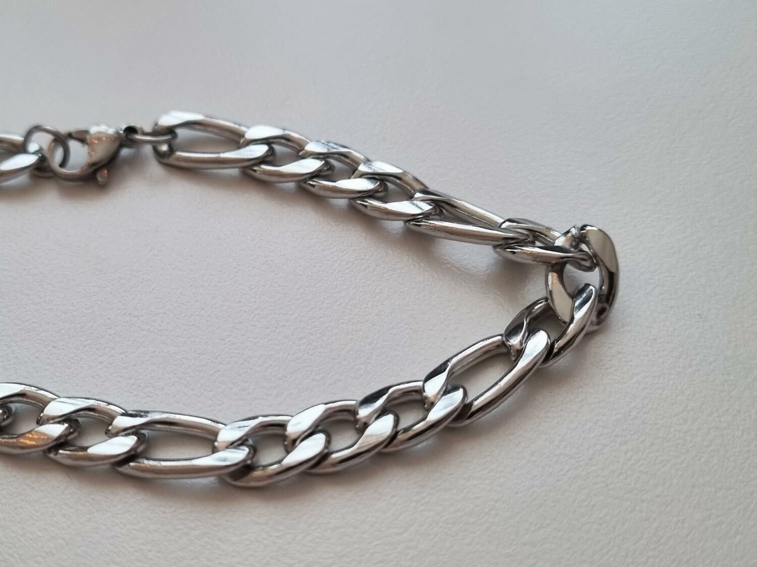 Silverfärgat armband i rostfritt stål (21 cm, 7 mm brett)