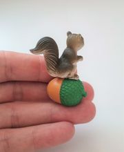 Ekorre på ekollon. Miniatyrer för dekoration, tittskåp / dockskåp