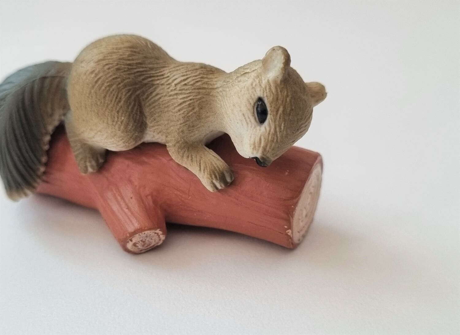 Ekorre på en stock. Miniatyrer för dekoration, tittskåp / dockskåp