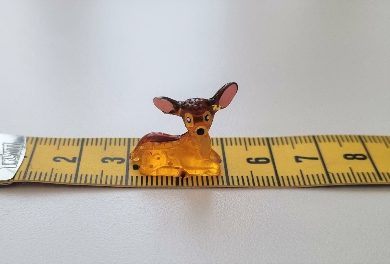 Handmålat rådjur. Miniatyr för dekoration, dockskåp / tittskåp (1,8 m hög)