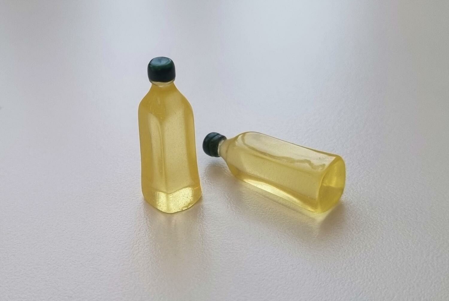 2 st miniatyrer, miniflaskor till dockskåp, tittskåp (gula olivflaskor)