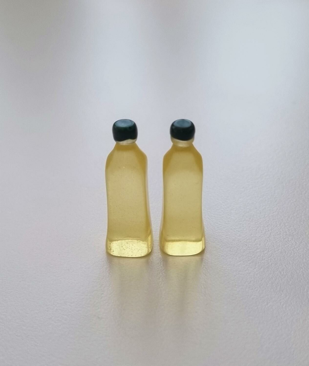 2 st miniatyrer, miniflaskor till dockskåp, tittskåp (gula olivflaskor)