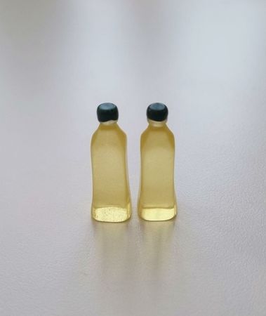 2 st miniatyrer, miniflaskor till dockskåp, tittskåp (gula olivflaskor)