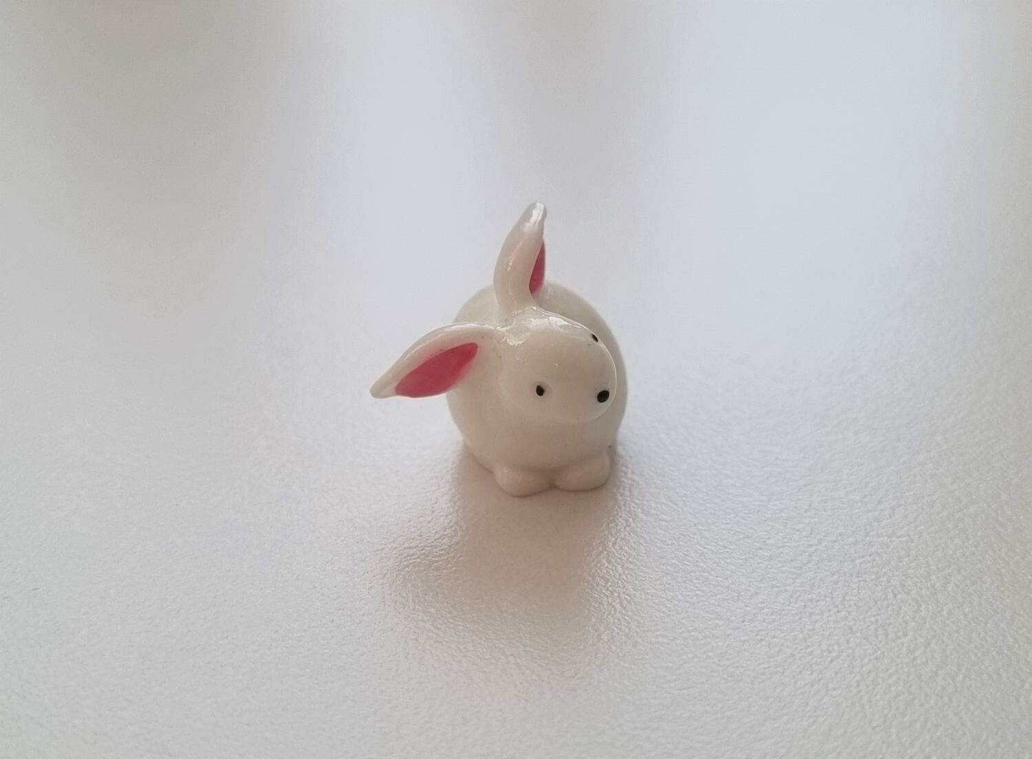 Handmålad kanin, miniatyr (1,7 cm hög)
