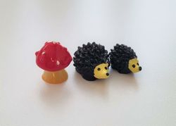 2 st Igelkottar och en svamp. Miniatyrer / figuriner för dekoration