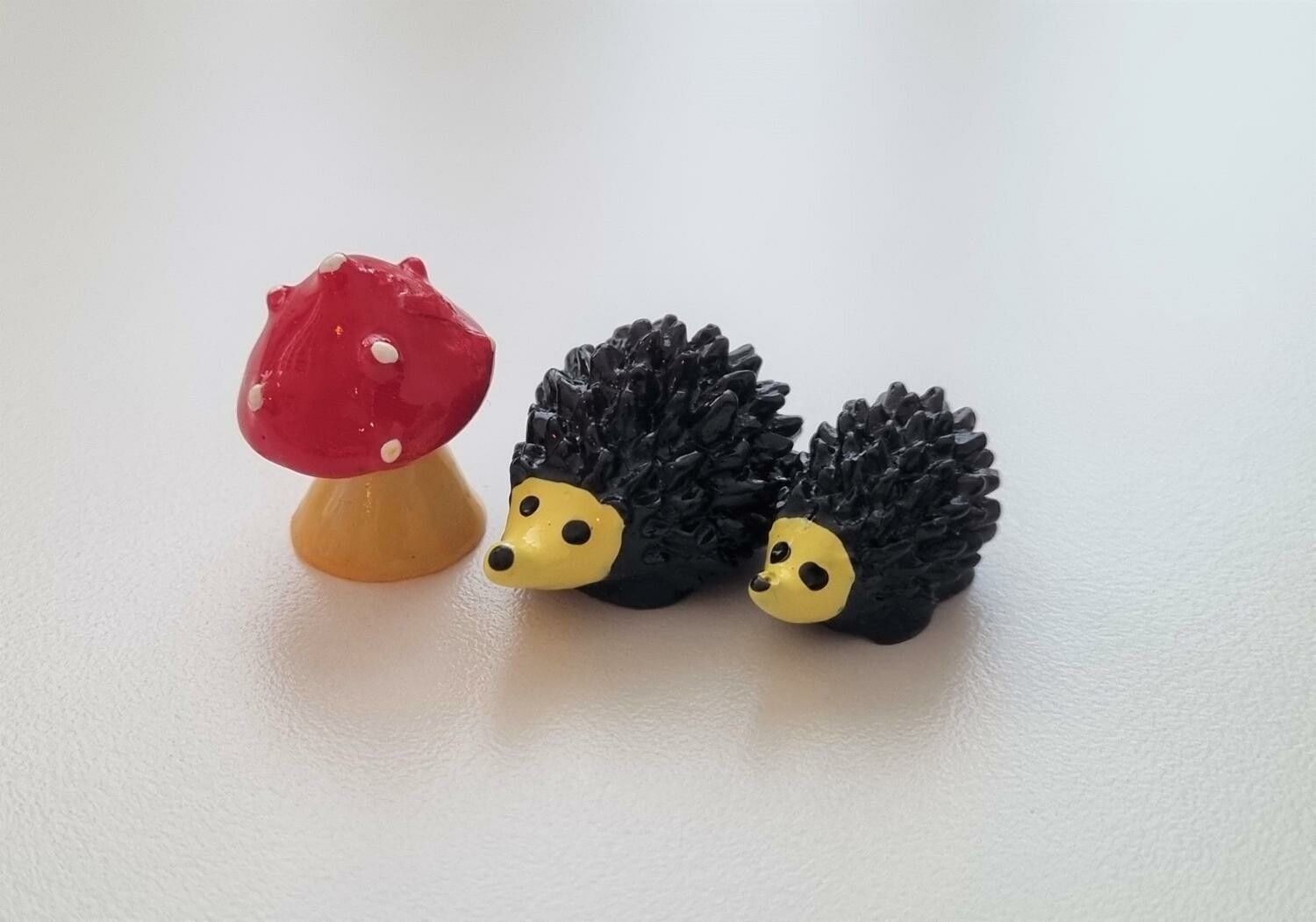 2 st Igelkottar och en svamp. Miniatyrer / figuriner för dekoration