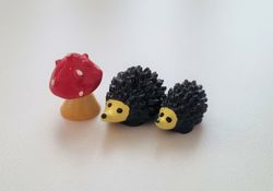 2 st Igelkottar och en svamp. Miniatyrer / figuriner för dekoration