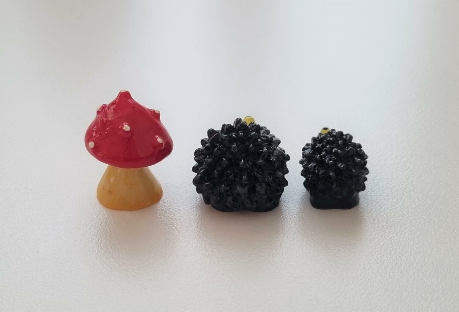 2 st Igelkottar och en svamp. Miniatyrer / figuriner för dekoration