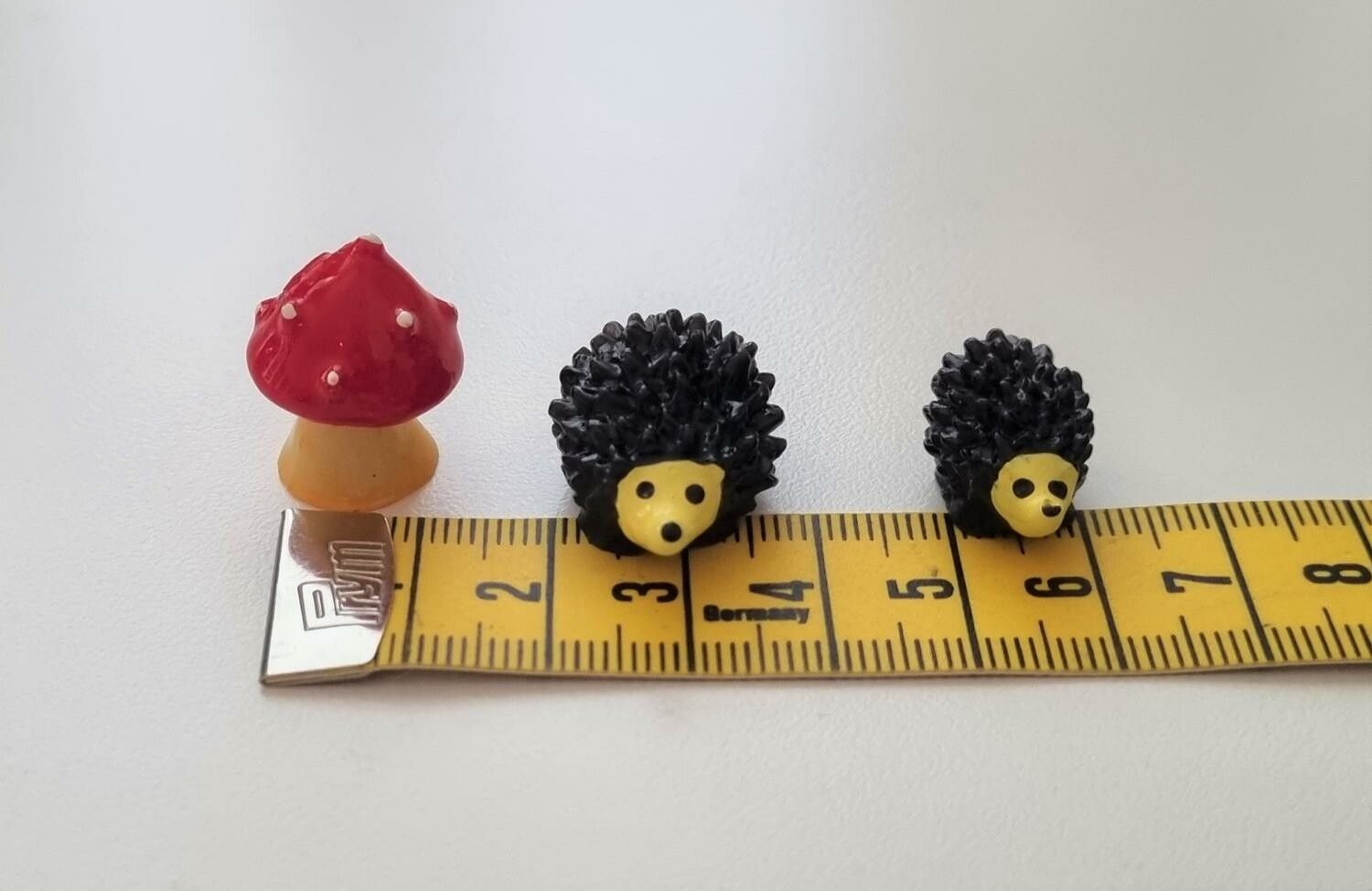 2 st Igelkottar och en svamp. Miniatyrer / figuriner för dekoration