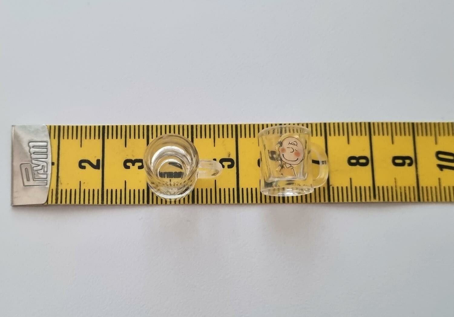 1 st mugg, kopp, miniatyr till dockskåp dockhus (snobben)