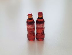 2 st miniatyrer, miniflaskor till dockskåp, tittskåp (Cola)