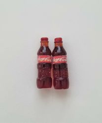 2 st miniatyrer, miniflaskor till dockskåp, tittskåp (Cola)