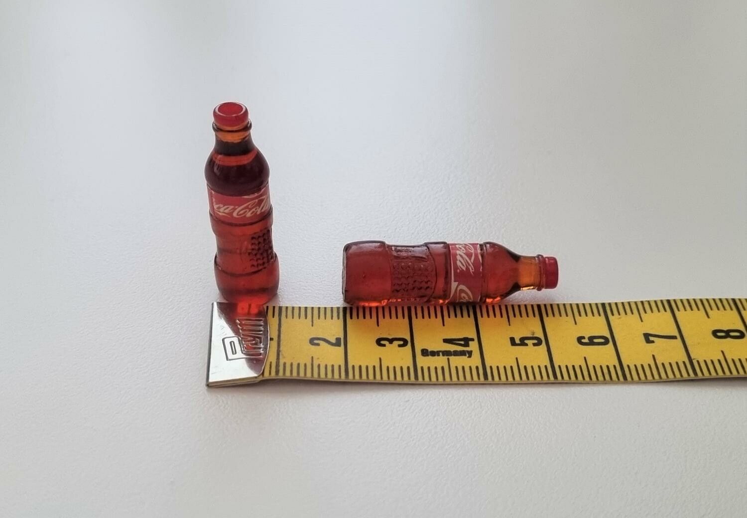 2 st miniatyrer, miniflaskor till dockskåp, tittskåp (Cola)