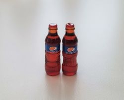 2 st miniatyrer, miniflaskor till dockskåp, tittskåp (Pepsi)