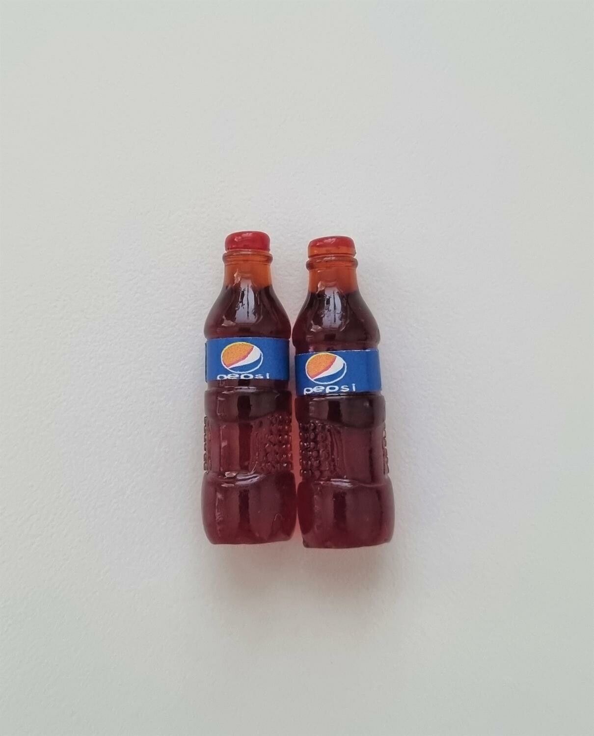 2 st miniatyrer, miniflaskor till dockskåp, tittskåp (Pepsi)