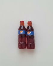 2 st miniatyrer, miniflaskor till dockskåp, tittskåp (Pepsi)
