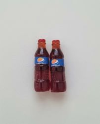 2 st miniatyrer, miniflaskor till dockskåp, tittskåp (Pepsi)