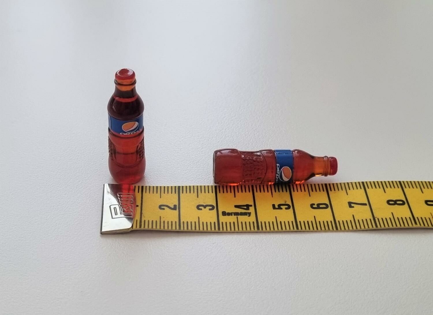 2 st miniatyrer, miniflaskor till dockskåp, tittskåp (Pepsi)