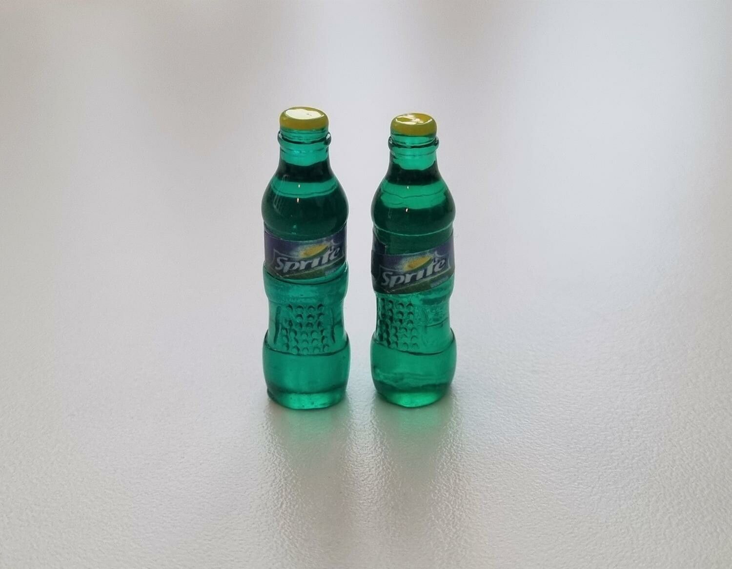 2 st miniatyrer, miniflaskor till dockskåp, tittskåp (Sprite)
