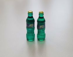 2 st miniatyrer, miniflaskor till dockskåp, tittskåp (Sprite)