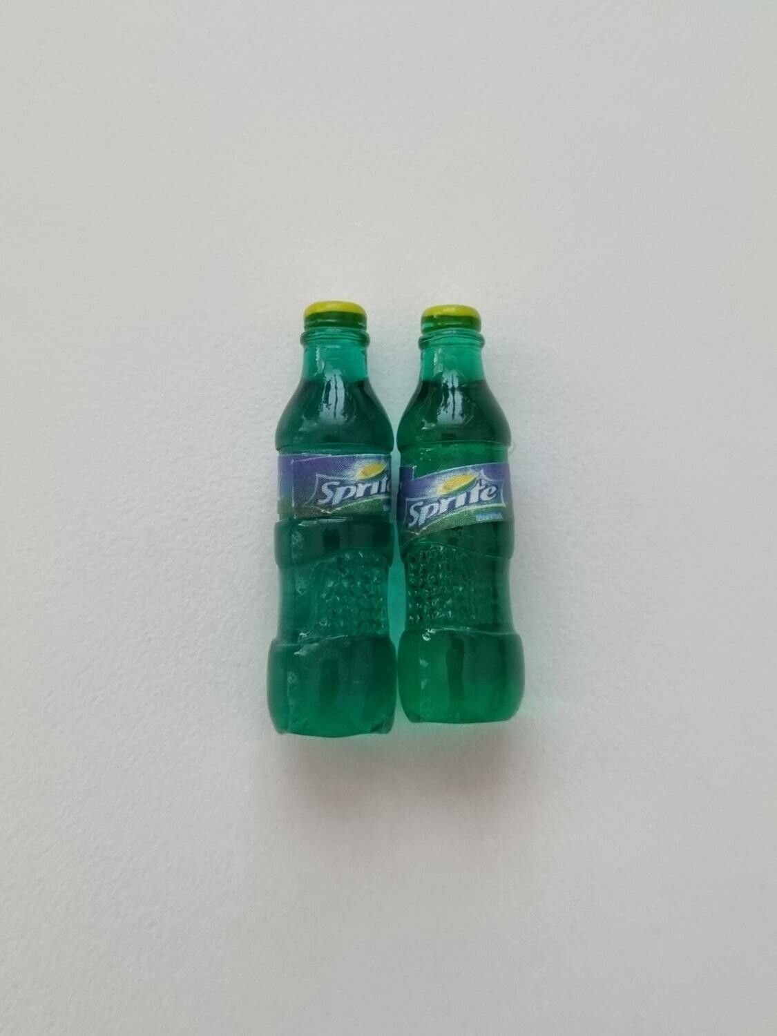 2 st miniatyrer, miniflaskor till dockskåp, tittskåp (Sprite)