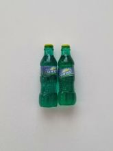 2 st miniatyrer, miniflaskor till dockskåp, tittskåp (Sprite)