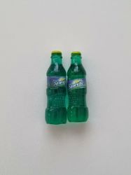 2 st miniatyrer, miniflaskor till dockskåp, tittskåp (Sprite)