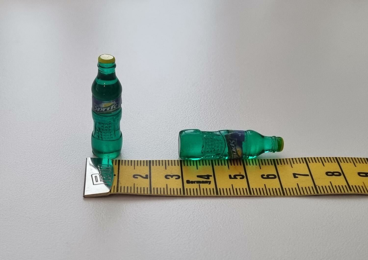 2 st miniatyrer, miniflaskor till dockskåp, tittskåp (Sprite)