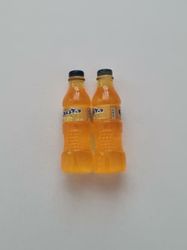 2 st miniatyrer, miniflaskor till dockskåp, tittskåp (Fanta)