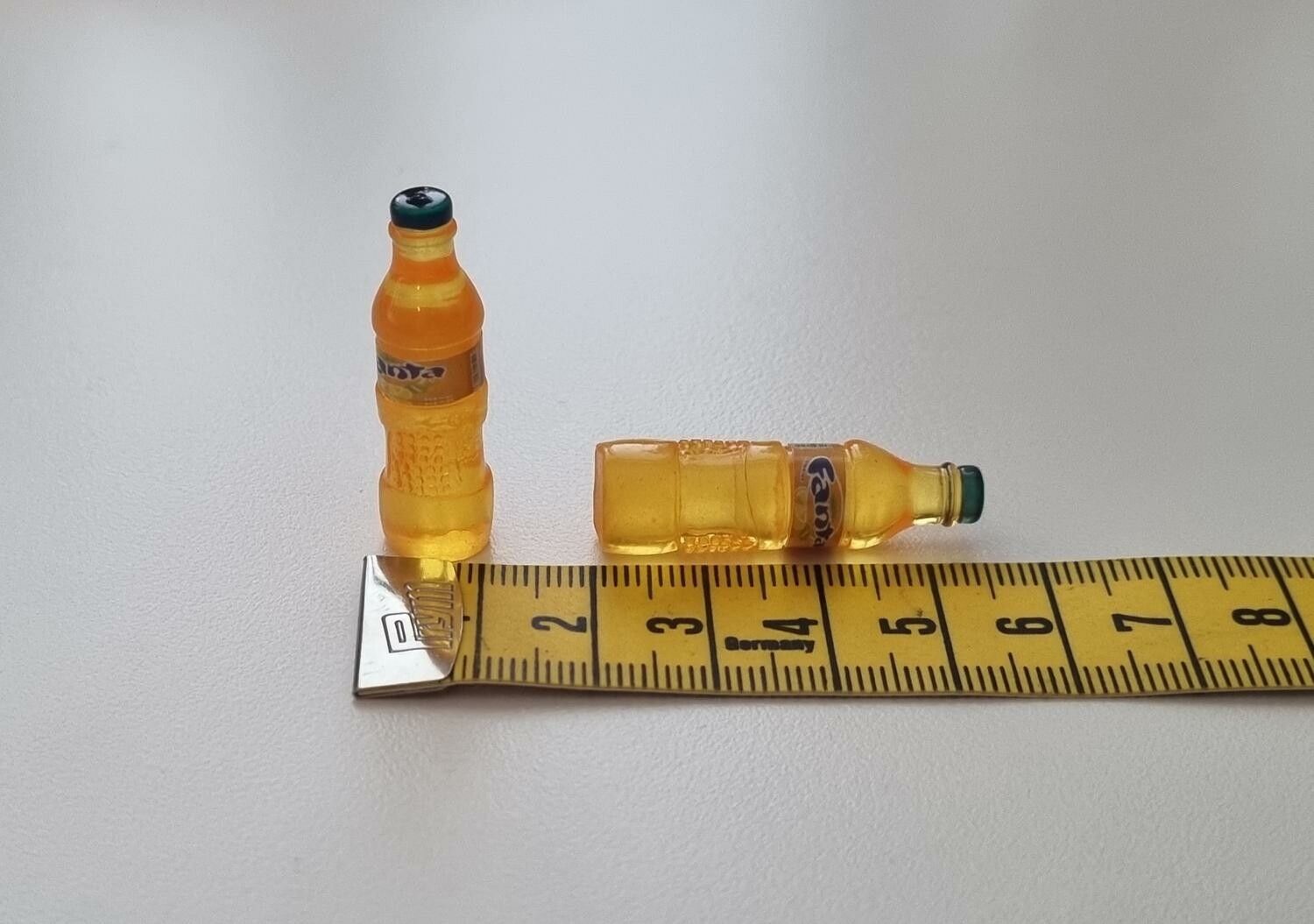 2 st miniatyrer, miniflaskor till dockskåp, tittskåp (Fanta)