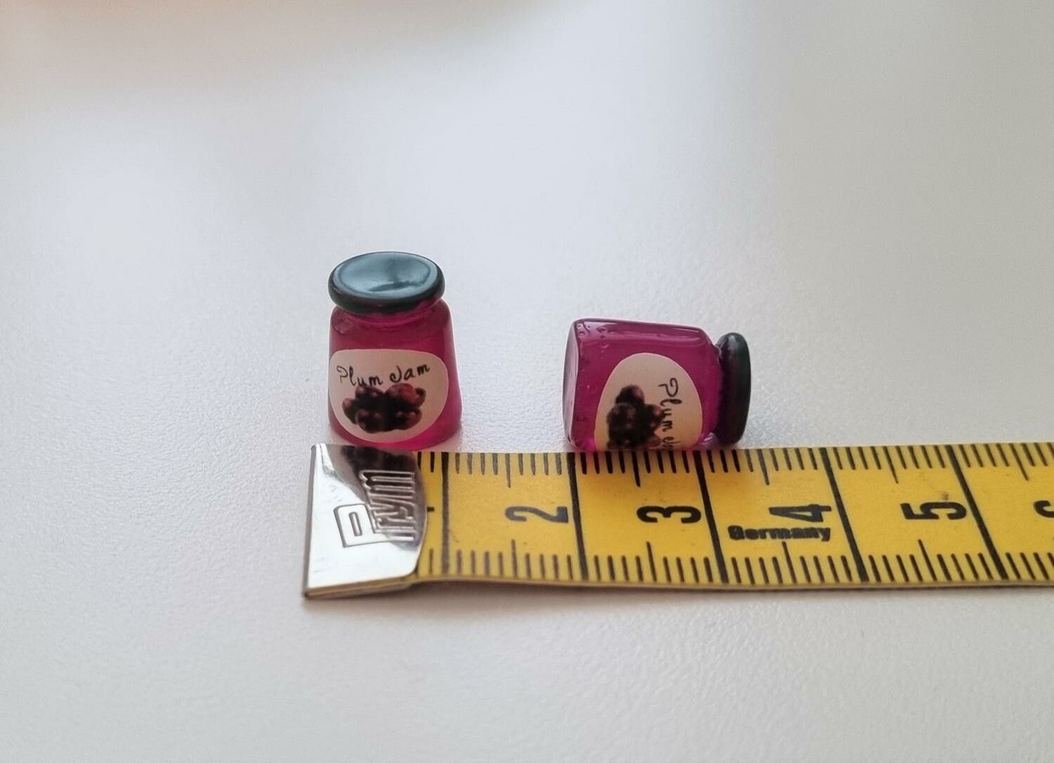 2 st små syltburkar, miniatyrer till dockskåp, tittskåp (lila)