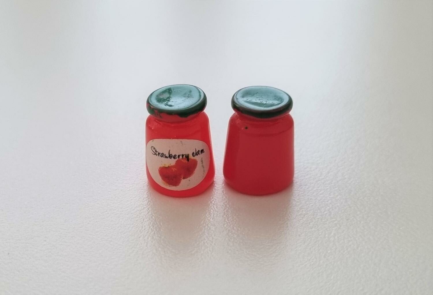 2 st små syltburkar, miniatyrer till dockskåp, tittskåp (röda)