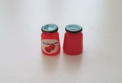 2 st små syltburkar, miniatyrer till dockskåp, tittskåp (röda)
