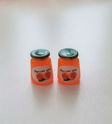 2 st små syltburkar, miniatyrer till dockskåp, tittskåp (orangea)