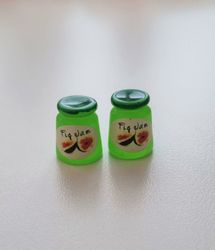 2 st små syltburkar, miniatyrer till dockskåp, tittskåp (gröna)