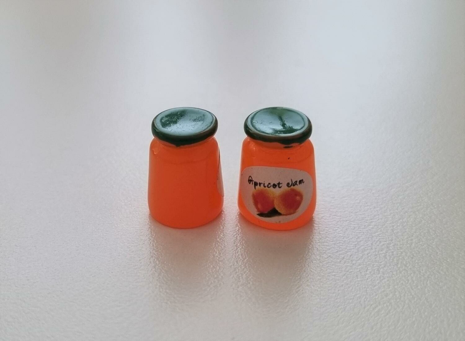 2 st små syltburkar, miniatyrer till dockskåp, tittskåp (orangea)