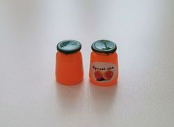 2 st små syltburkar, miniatyrer till dockskåp, tittskåp (orangea)