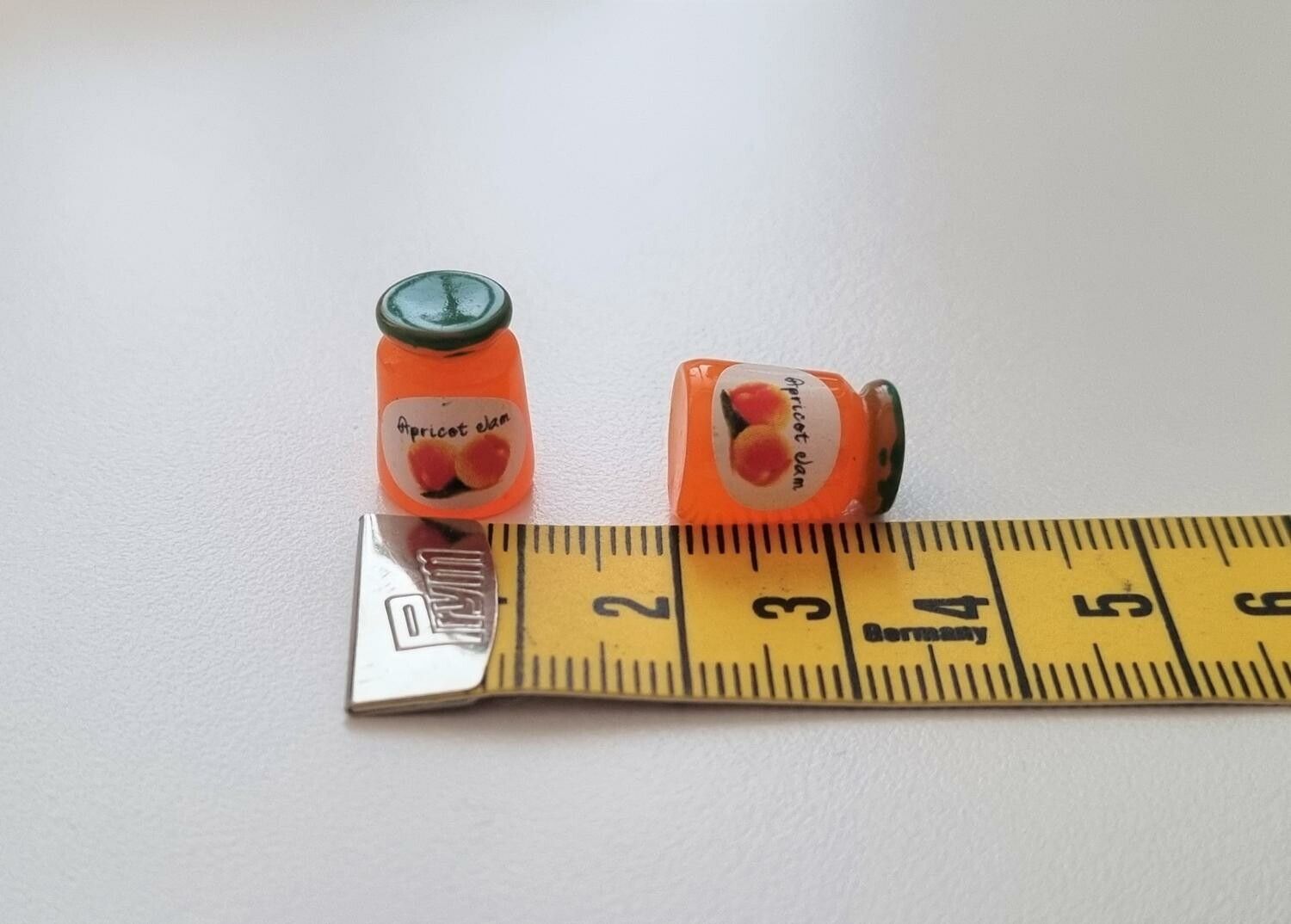 2 st små syltburkar, miniatyrer till dockskåp, tittskåp (orangea)