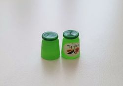 2 st små syltburkar, miniatyrer till dockskåp, tittskåp (gröna)