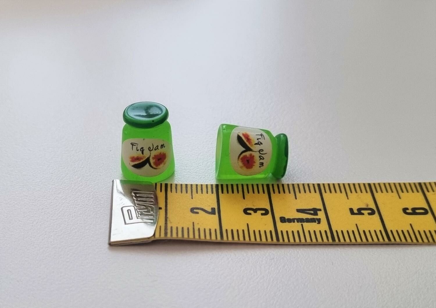 2 st små syltburkar, miniatyrer till dockskåp, tittskåp (gröna)