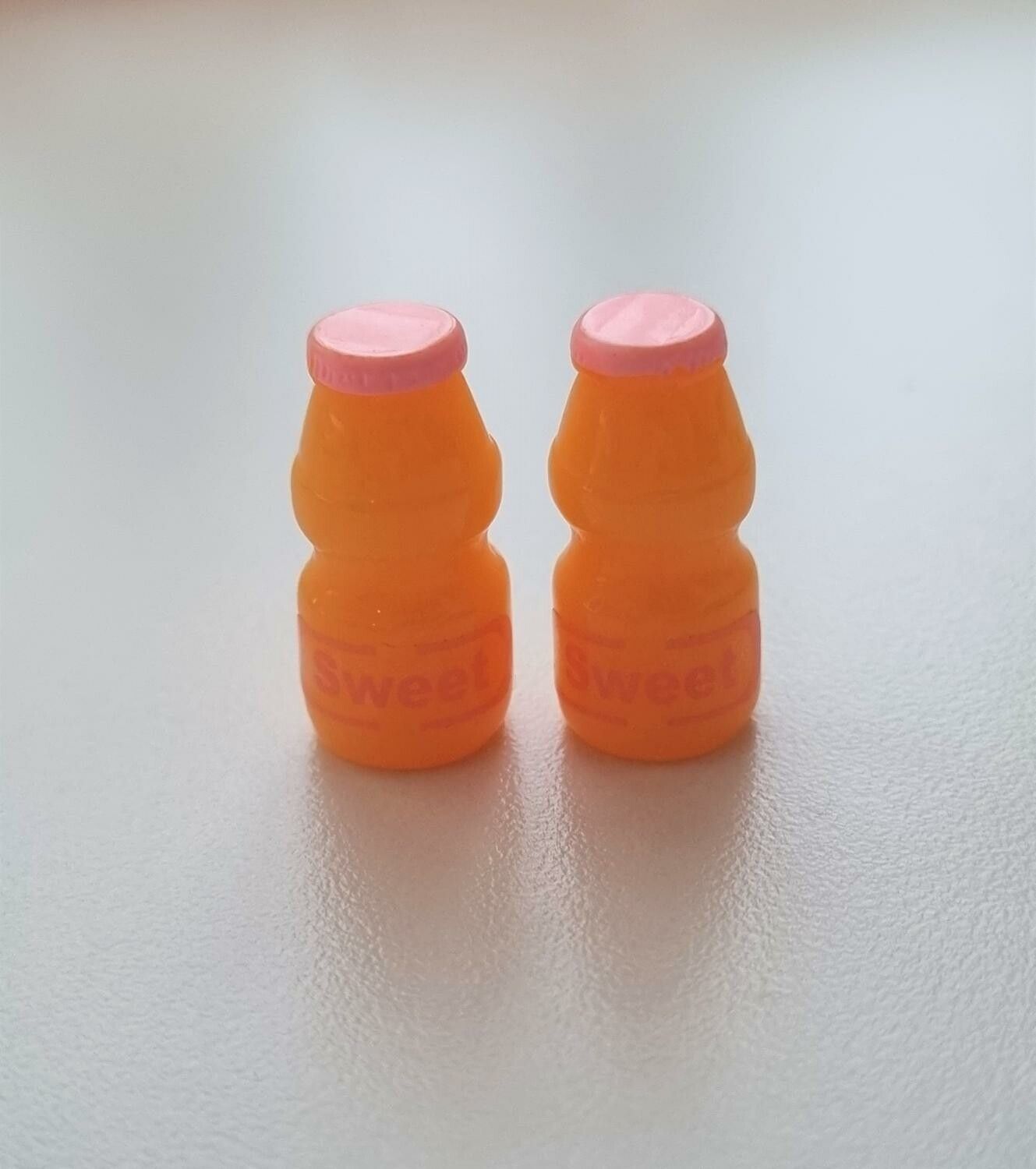 2 st miniatyrer, miniflaskor till dockskåp, tittskåp (rosa kork)